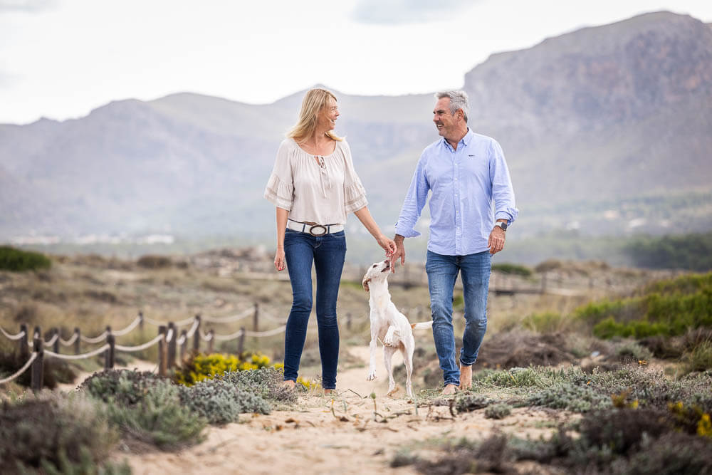 martina flocken - doggy fitness - hundephysio - hundefitness - martina flocken geht mit partner und hund in der natur spazieren