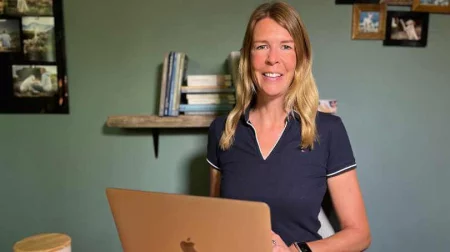 martina flocken - doggy fitness - hundephysio - hundefitness - martina flocken am laptop bietet persönlichen email support