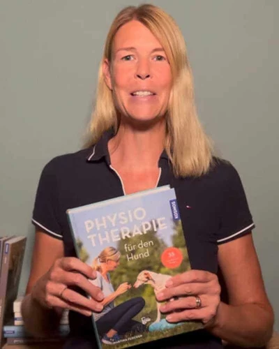 doggy fitness - martina flocken - hundefitness - hundephysio - martina mit buch - physiotherapie für den hund