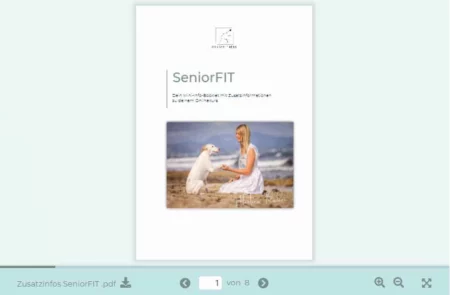 martina flocken - doggy fitness - hundephysio - hundefitness – Titelbild des SeniorFIT Kurs-Booklets mit Frau und Seniorhund am Strand – Zusatzmaterial im SeniorGLÜCK Onlinekurs